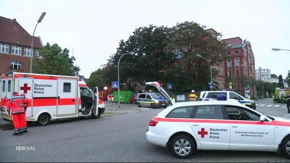 Mehrere Rettungswägen im Einsatz bei einem Bombenevakuierung in Bremerhaven. © Screenshot 