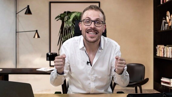 Alex Grantl als Verkäufer in einer Youtube-Werbung. © NDR 