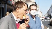 Gesundheitsminister Karl Lauterbach verspeist ein Brötchen. © NDR 