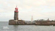 Blick aus der Ferne auf den abgesackten Molenturm in Bremerhaven © Screenshot 