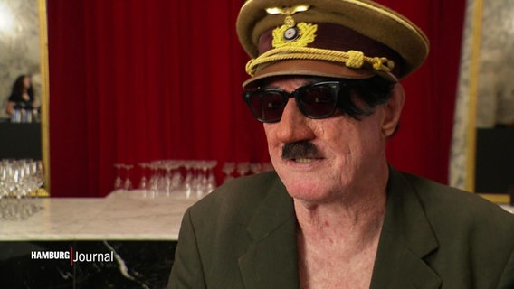 Paul McCarthy im Bühnenkostüm als Adolf Hitler. © Screenshot 