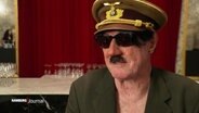 Paul McCarthy im Bühnenkostüm als Adolf Hitler. © Screenshot 