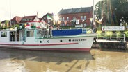 Ein altes Fahrgastschiff mit der Aufschrift "Mocambo" liegt an einem Anleger mit dem Namen Oberndorf. © Screenshot 