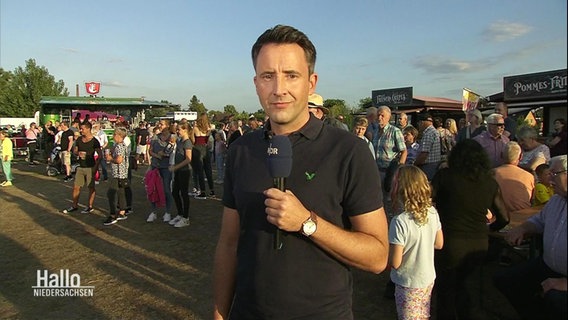 Jan Starkebaum moderiert Hallo Niedersachsen live vom Festgelände "Sport vereint uns" in Bramsche. © Screenshot 