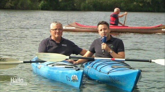 Werner Nowak, 1. Vorsitzender des Kanu-Clubs Bramsche, im Gespräch mit Moderator Jan Starkebaum. Beide sitzen in Kanus. © Screenshot 