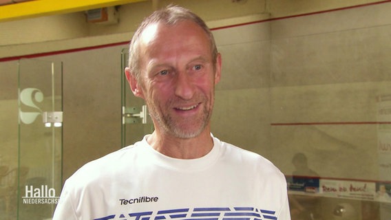 Volker Igelbrink, Vorsitzender des Squash-Clubs Hasbergen, im Interview. © Screenshot 