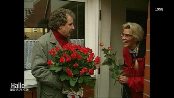 Archivaufnahmen: Im Wahlkampf werden Rosen einer Frau geschenkt. © Screenshot 