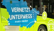 Ein Bus, bedruckt mit dem Slogan: "Vernetzt Unterwegs #mobil im Wendland" © Screenshot 