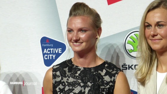 Nationalspielerin der Deutschen Alexandra Popp bei einer Preisverleihung. © Screenshot 