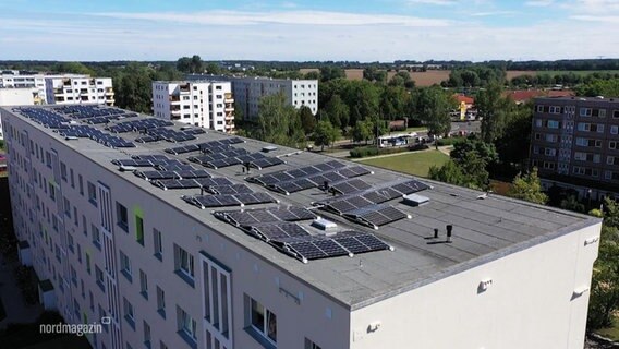 Blick aus der Vogelperspektive auf ein Dach auf dem mehrere Photovoltaikanlagen angebracht sind. © Screenshot 