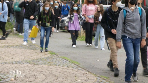 Schüler auf dem Weg zur Schule © Screenshot 