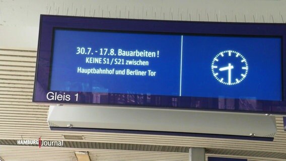 Eine Info-Anzeige am S-Bahn-Gleis informierte über die Bauarbeiten. © Screenshot 