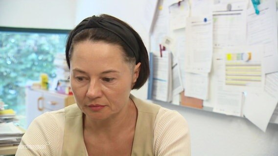 Halina Naumenko, Krankenpflegerin aus der Ukraine, im Gespräch © Screenshot 