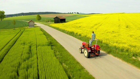 Ein Trecker fährt auf einer Landstraße © Screenshot 