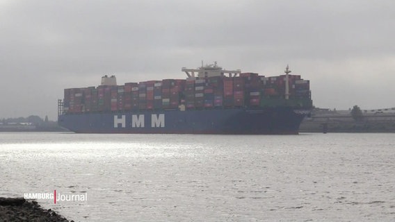 Ein riesiges, vollbeladenes Containerschiff fährt auf der Hamburger Elbe. © Screenshot 