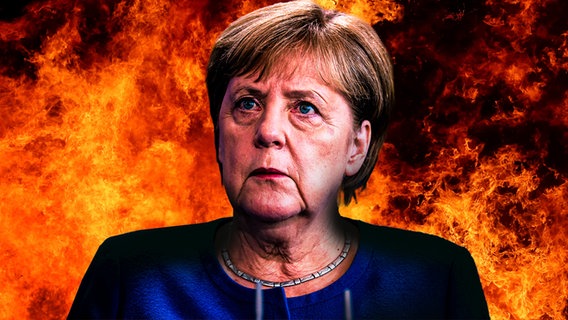 Ex-Bundeskanzlerin Angela Merkel, hinter ihr Flammen. © NDR 