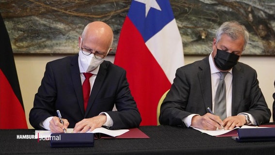 Bürgermeister Peter Tschentscher unterschreibt gemeinsam mit dem chilenischen Energieminister einen Kooperationsvertrag. © Screenshot 