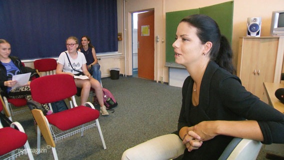 Musikerin Isabel Schmidt mit Schülerinnen und Schülern der Wolgaster Förderschule © Screenshot 