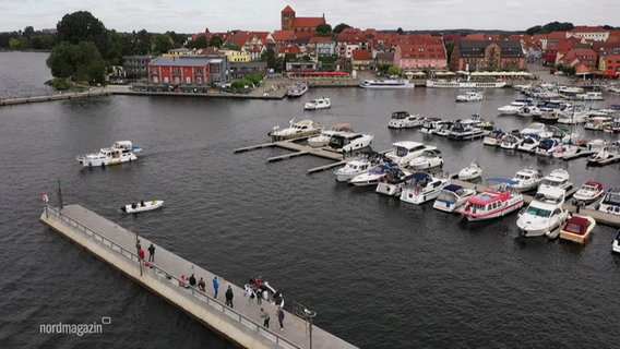 Sportboote liegen in einem Hafen © Screenshot 