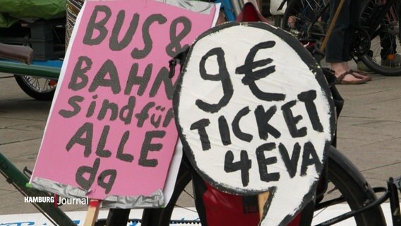 Mit Plakaten fordern Demonstrierende in der Hamburger Innenstadt eine Fortsetzung des Neun-Euro-Tickets. © Screenshot 