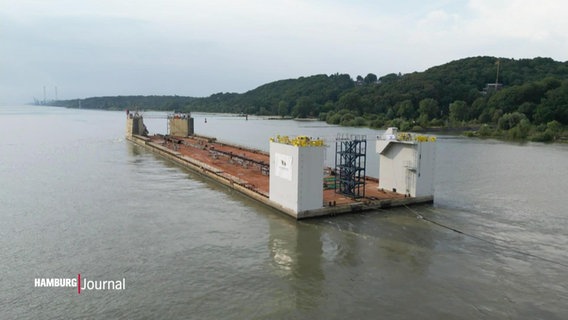 Ein Schwimmdock der insolventen Sietas-Werft wird nach Flensburg geschleppt. © Screenshot 