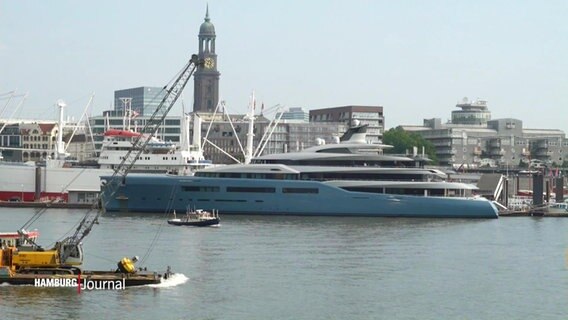 Die Luxusjacht "Aviva" liegt im Hamburger Hafen. © Screenshot 