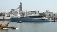 Die Luxusjacht "Aviva" liegt im Hamburger Hafen. © Screenshot 