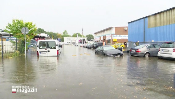 Eine überschwemmte Strasse. © Screenshot 