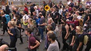Menschen demonstrieren in Rostock-Lichtenhagen gegen Fremdenfeindlichkeit. © Screenshot 