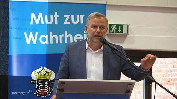 AfD-Landeschef Leif-Erik Holm spricht beim Landesparteitag in Ivenack. © Screenshot 