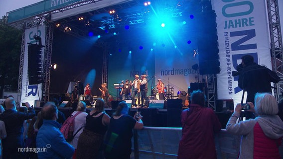 Die Bühne bei der Feier des 30-jährigen Jubiläums des NDR in Wolgast. © Screenshot 
