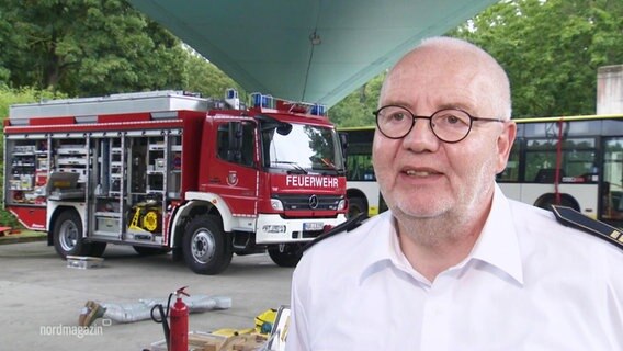 Feuerwehr-Schulleiter Ullrich Hackenberg beim Tag der offenen Tür in Malchow. © Screenshot 