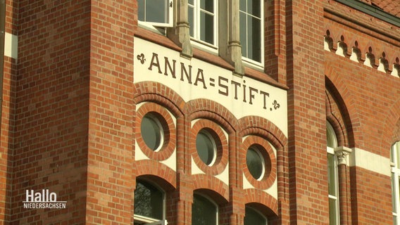 Auf der Fassade eines Klinker-Gebäudes steht in größeren Lettern: "Anna-Stift" © Screenshot 