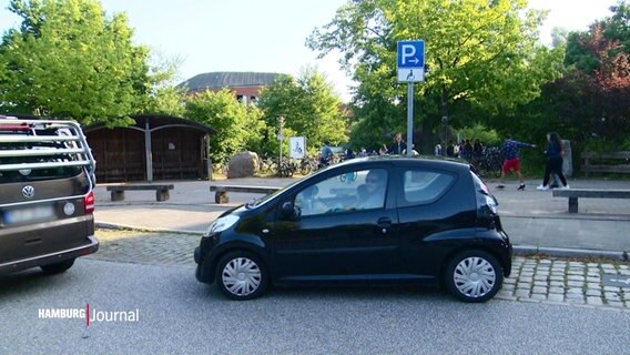 Ein Elterntaxi hält vor einer Schule © Screenshot 