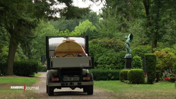 Ein Bewässerungsfahrzeug der Friedhofsgärtnerei Ohlsdorf © Screenshot 