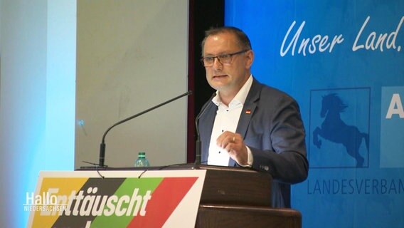 Bundessprecher der AfD, Tino Chrupalla, bei einer Rede zum Wahlkampfauftakt in Uelzen. © Screenshot 