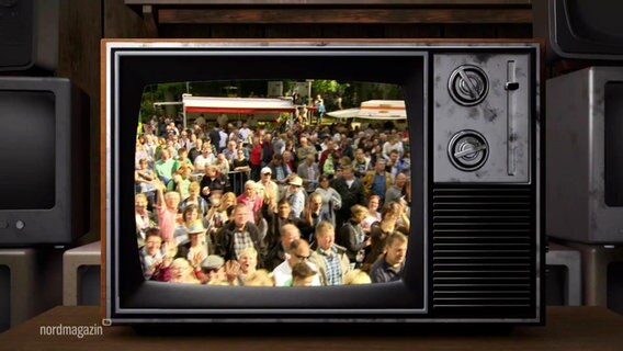 In einem Röhrenfernseher ist eine Menschenmenge bei einem Fest abgebildet. © Screenshot 