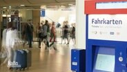 Ein Fahrkartenautomat steht in einem Bahnhof © Screenshot 