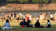 Eine Menschenmenge genießt die Sonne im Hamburger Stadtpark Freibad. © Screenshot 