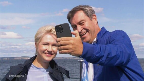 Manuela Schwesig und Markus Söder machen ein Selfie mit dem Greifswalder-Bodden im Hintergrund. © Screenshot 
