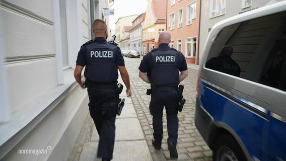 Zwei Polizeibeamte in Stralsund © Screenshot 