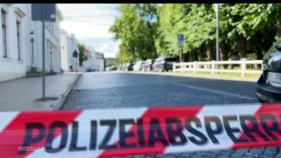 Ein Sperrband der Polizei hält Autos von der Straße fern. © Screenshot 