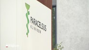 Ein Schild mit Aufschrift "Paracelsus Kliniken". © Screenshot 