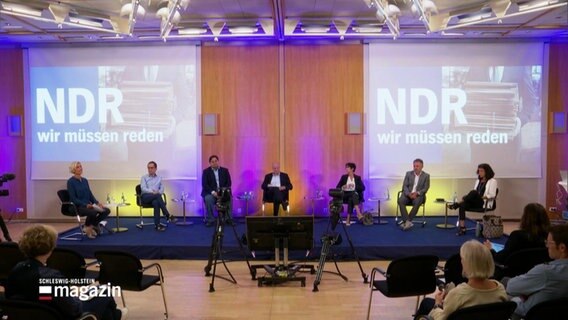 NDR Mitarbeitende aus verschiedenen Positionen bei einer Podiumsdiskussion. © Screenshot 