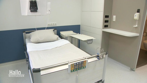 Blick auf ein Krankenhausbett in einem Patientenzimmer © Screenshot 