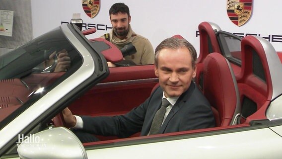 Oliver Blume sitzt in einem Porsche. © Screenshot 
