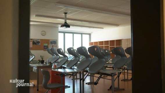 Ein leeres Klassenzimmer. © Screenshot 