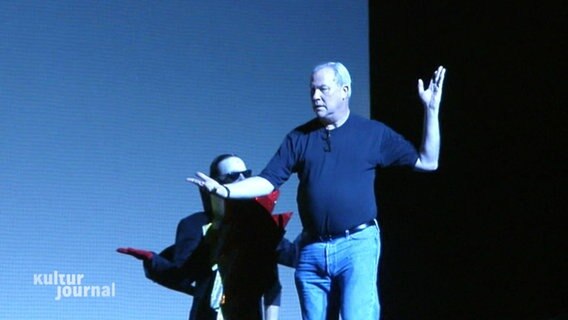 Theaterregisseur Robert Wilson steht auf der Bühne. © Screenshot 