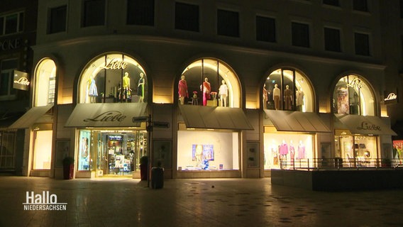Ein beleuchtetes Ladengeschäft in Hannover. © Screenshot 