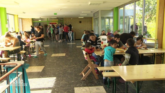 In einer ehemaligen Grundschule essen Geflüchtete aus der Ukraine zu Mittag. © Screenshot 